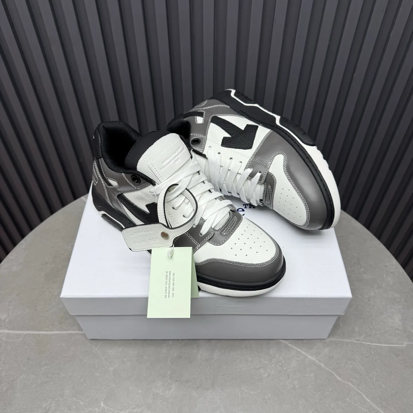 【off- white】P: 620💰Couple model👫, Size: 35-44 (Customized for men 38.45.46) High-quality version👊 "Out of office" series original molding, original lasting, production process 1:1 Original ➰OFF GRAY WHITE OW ➰ First-layer cowhide Imported skin-friendly and environmentally friendly polyester mesh Original molding high elastic and environmentally friendly molding pad Made with the original lasting process. The original molded rubber outsole (never yellows and deforms) has a super correct shape, bright color and strong three-dimensional effect👍. Packaging💯Full set of packaging synchronized with the official website (branded paper, certificate of quality, branded cloth bag)